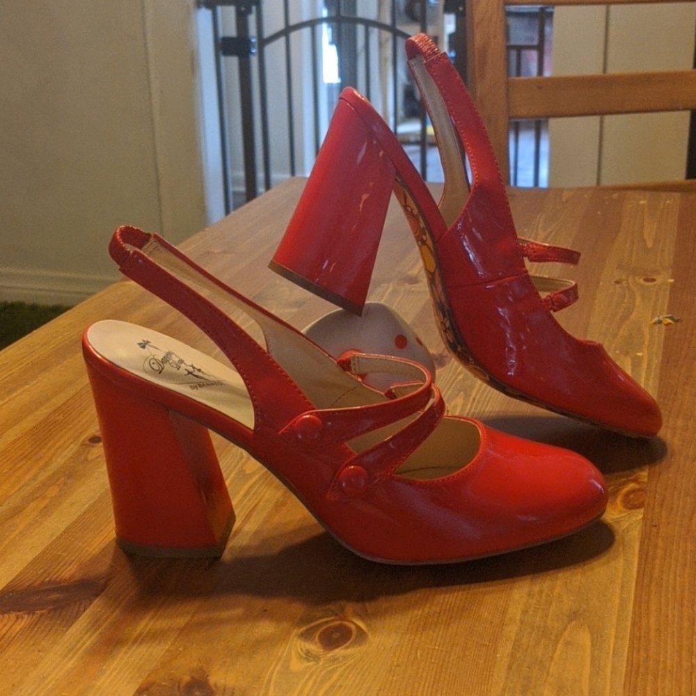 Gorgeous red 70s inspired pumps